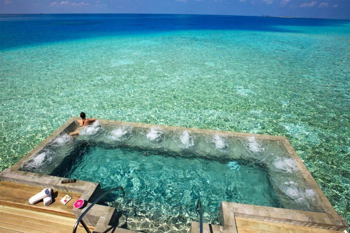 Πισίνα στο Velassaru Resort στις Μαλδίβες
