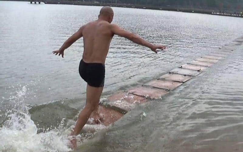 tilestwra.com | Μοναχός τρέχει απόσταση 125 μέτρων επάνω στο νερό και εκπλήσσει τους πάντες!