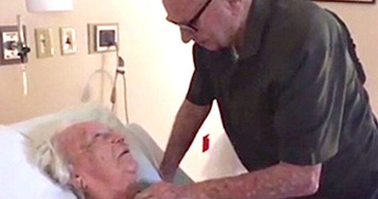 Ο άνδρας που τραγουδά στην γυναίκα του πριν πεθάνει. Είναι τόσο συγκινητικό!