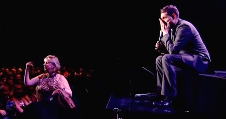 Μια μητέρα σταματά τη συναυλία διάσημου τραγουδιστή για να τον κάνει να τραγουδήσει με το γιο της!
