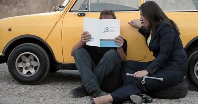 Το προεκλογικό σποτ της Ζωής Κωνσταντοπούλου με το Μίνι Κούπερ και το σκασμένο λάστιχο.