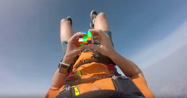 Έλυσε τον κύβο του Ρούμπικ στο αέρα ενώ ταυτόχρονα έκανε ελεύθερη πτώση!