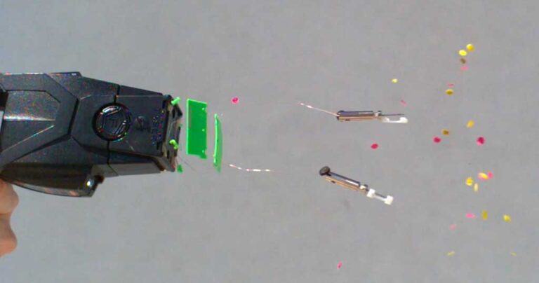 Σε αργή κίνηση η παράλυση του ανθρώπινου σώματος όταν το χτυπάει όπλο taser.