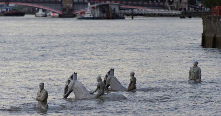 Οι τέσσερις καβαλάρηδες της Αποκάλυψης «αναδύονται» στο Λονδίνο