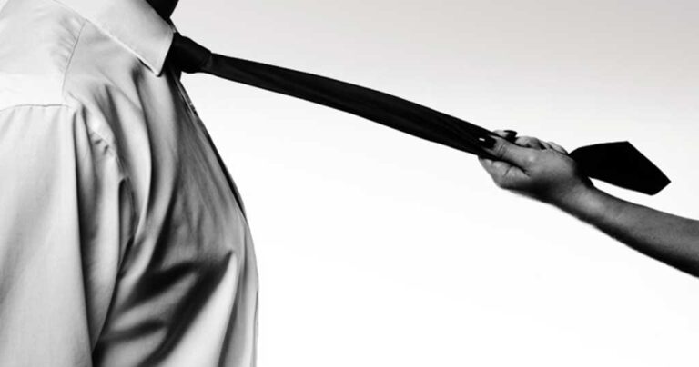 Πώς βγήκε η φράση «Τον σέρνει από τη μύτη»;