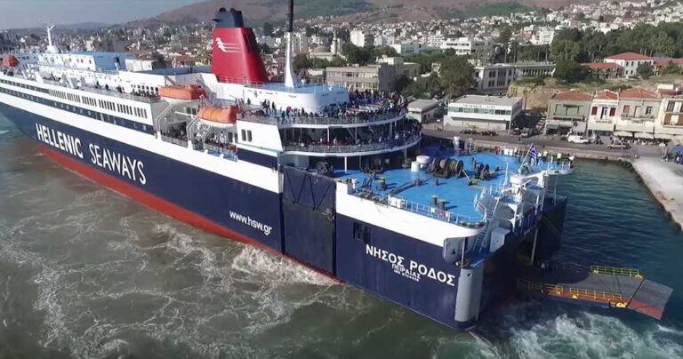 Τα χορευτικά του «Νήσος Ρόδος» στο λιμάνι της Χίου