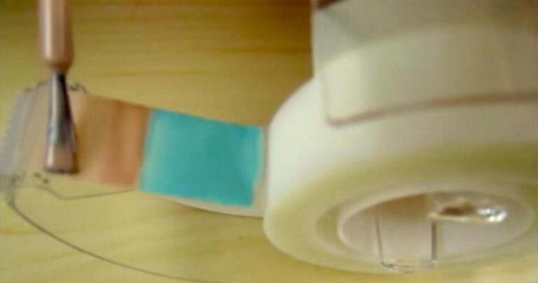 Ξετυλίγει το σελοτέιπ και το αλείφει με βερνίκι νυχιών! Το αποτέλεσμα; Πολύ Εντυπωσιακό…