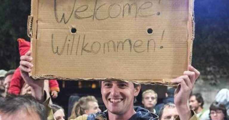 Γιατί η Γερμανία καλοδέχεται τόσες χιλιάδες μετανάστες και πρόσφυγες;