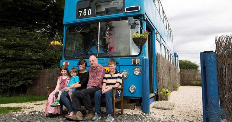 Ένας άντρας μετατρέπεται ένα λεωφορείο σε… ένα υπέροχο εξοχικό!