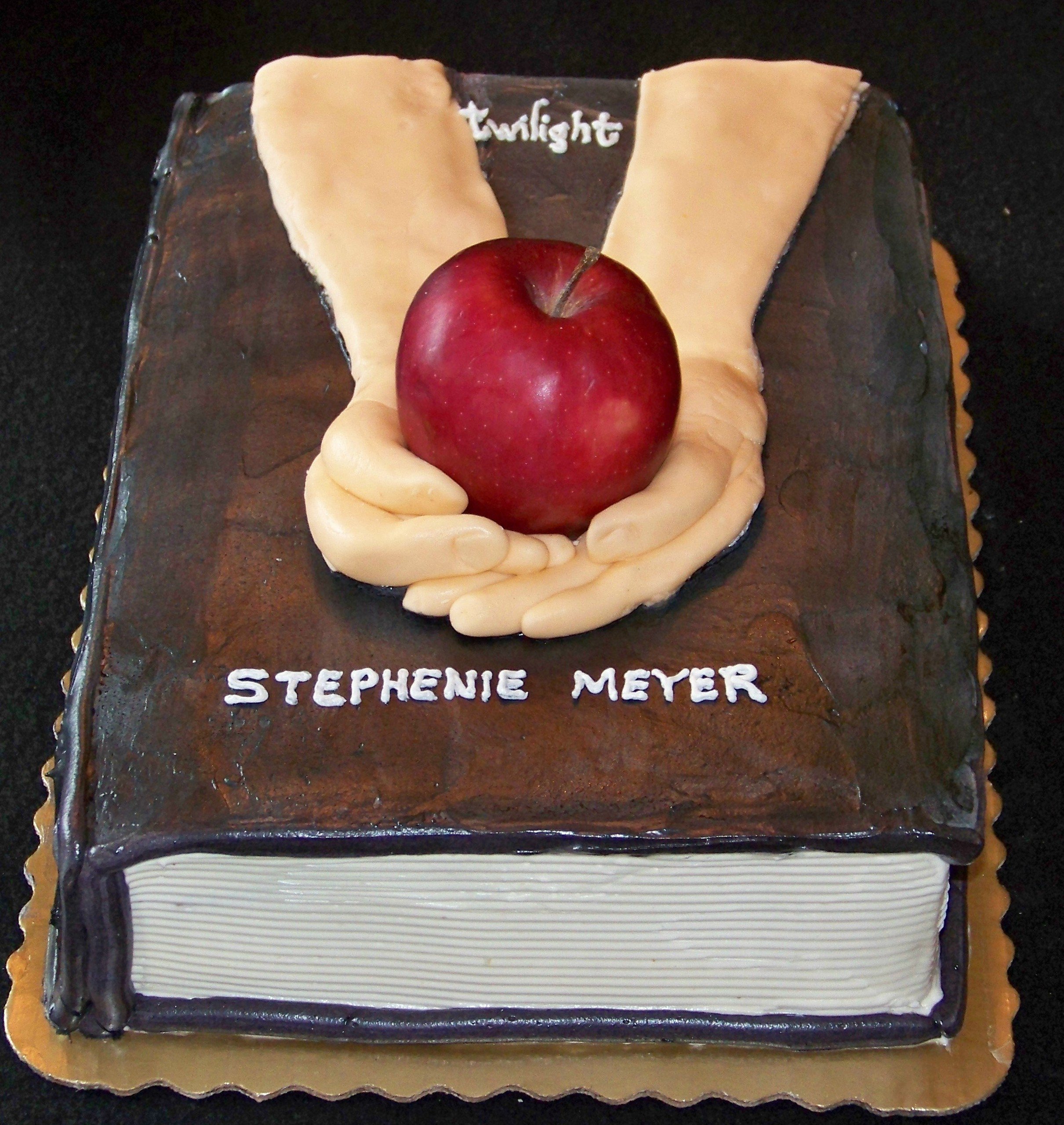 the best twilight cake twilight series 6946244 2421 2560 cfb5629e90090095ef40668ac90d2341