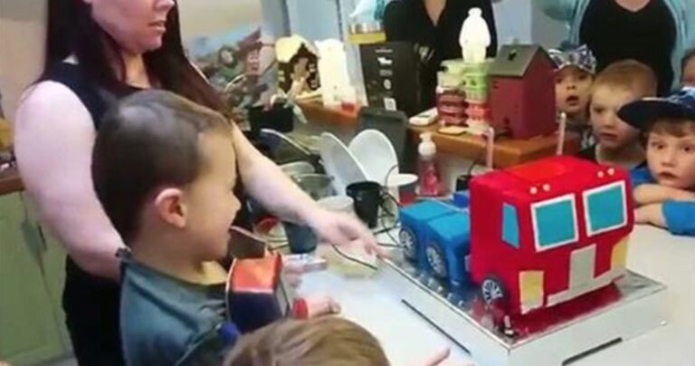 Γονείς έφτιαξαν μια τούρτα γενεθλίων Transformers που μεταμορφώνεται!