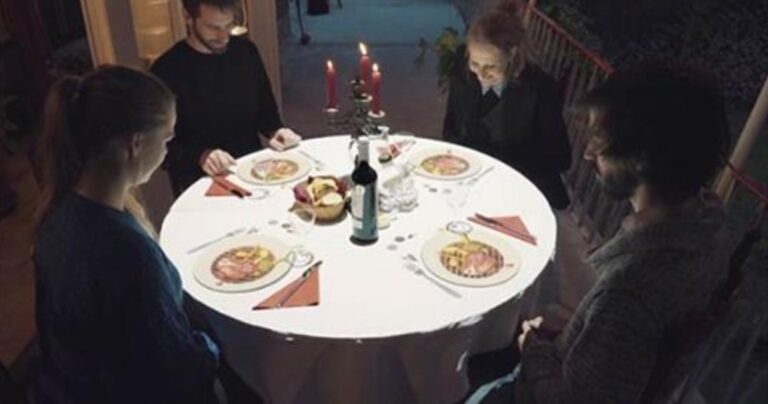 Τραπέζι μετατρέπεται σε κάτι εκπληκτικό όσο οι καλεσμένοι περιμένουν το γεύμα τους!