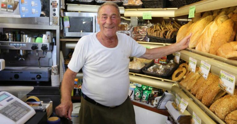 Σύμβολο της Ευρώπης έγινε ο φούρναρης που βοηθάει τους πρόσφυγες στην Κω