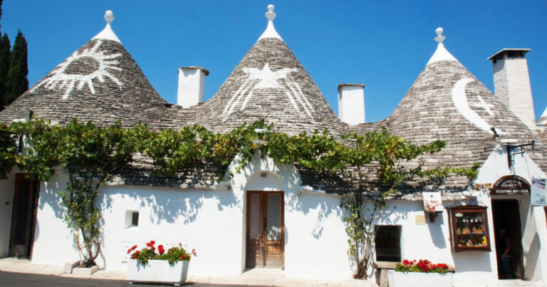 Δείτε το παράξενο και παραμυθένιο χωριό που θα σας αφήσει με το στóμα ανοιχτó