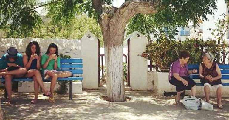 H φωτογραφία που περιγράφει χωρίς λόγια το χάσμα των γενεών σήμερα στην Ελλάδα