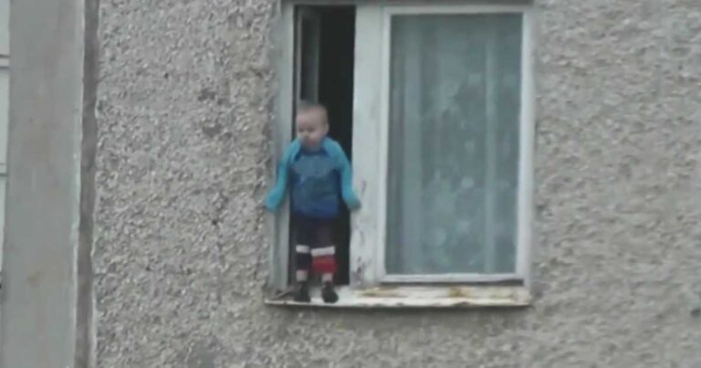 Αγοράκι στην Ρωσία ακροβατεί στο περβάζι 8ου ορόφου!