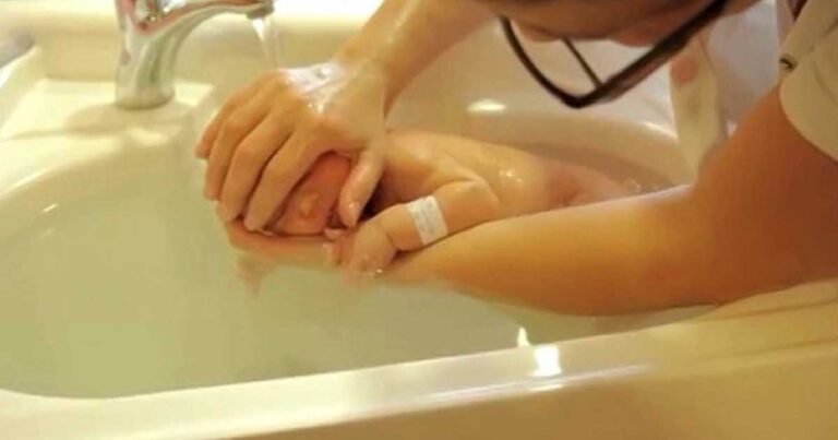 Αυτή η νοσοκόμα πλένει αυτό το μωρό με έναν πολύ ανορθόδοξο τρόπο!