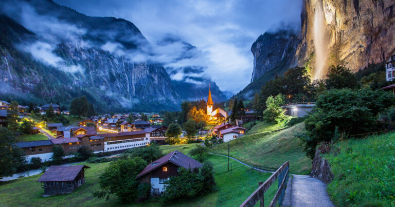 Ένα παραμυθένιο χωριό χτισμένο στην πιο βαθιά κοιλάδα των Άλπεων!