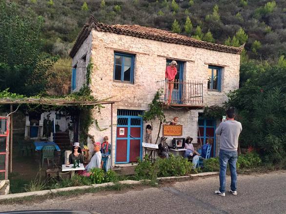 Υπέροχο - Ένα χωριό 2 ώρες από την Πάτρα στο οποίο "ζουν" κούκλες! (Δείτε φωτο)