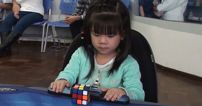 3χρονη από την Βραζιλία λύνει τον κύβο του Ρούμπικ σε μόλις 47 δευτερόλεπτα!