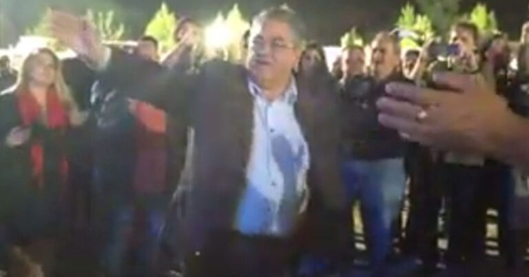 Το λεβέντικο ζεϊμπέκικο του Δημήτρη Κουτσούμπα