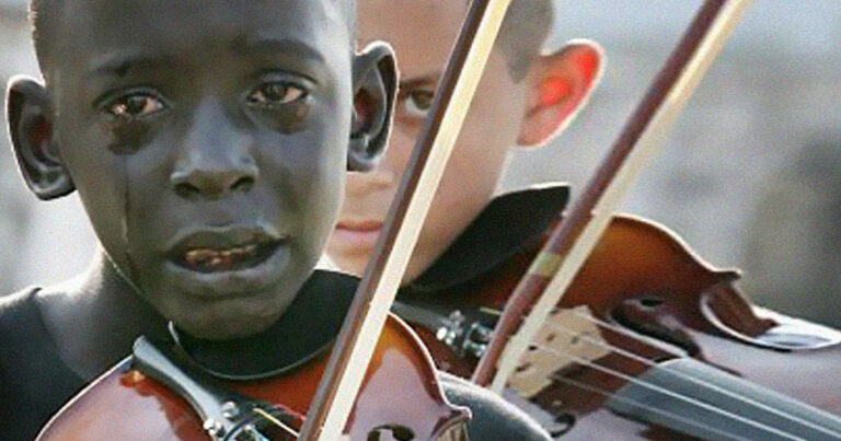 Γνωρίστε την ιστορία πίσω από μια από τις πιο συγκινητικές φωτογραφίες που είδε η ανθρωπότητα.