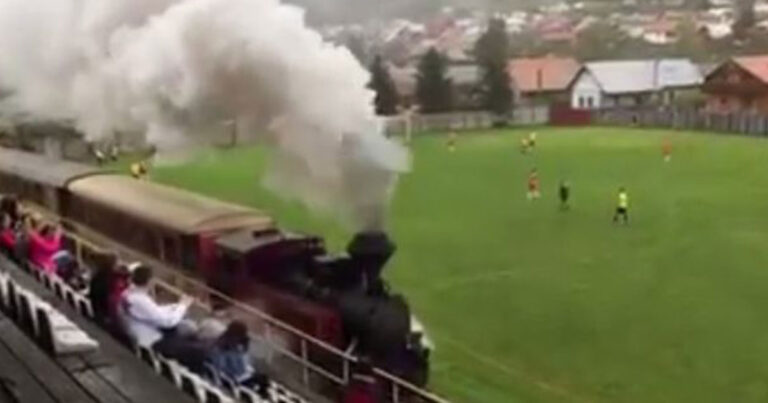 Τρένο… εισβάλει σε γήπεδο ποδοσφαίρου!