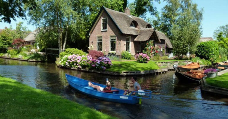 Αυτό το μαγικό χωριό χωρίς δρόμους μοιάζει σαν να βγήκε από παραμύθι!