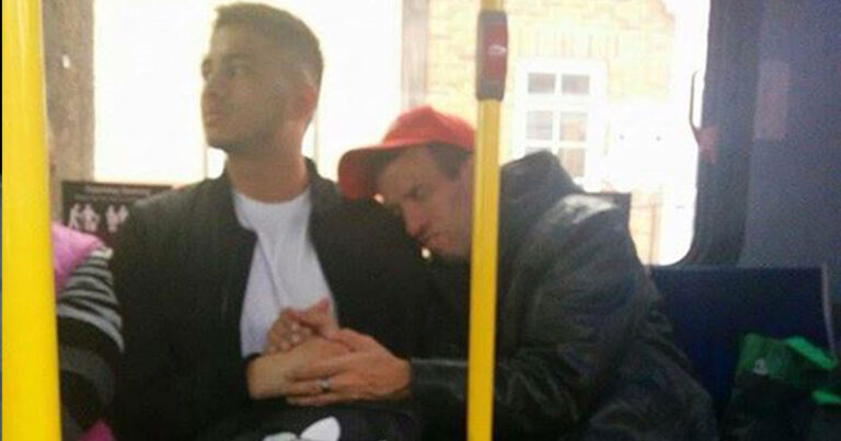 Έγινε ήρωας στα facebook κρατώντας το χέρι ενός ατόμου με ειδικές ανάγκες σε λεωφορείο