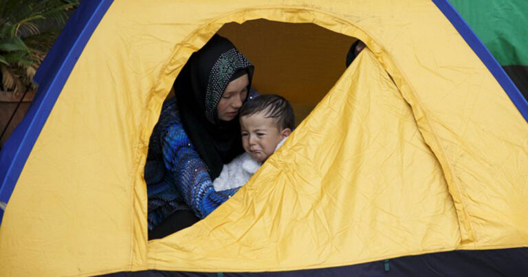 Ο 80χρονος κυρ Παναγιώτης που έδωσε όλη του τη σύνταξη στους πρόσφυγες του Γαλατσίου!