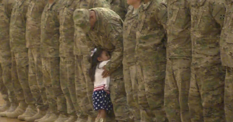 2χρονο παιδάκι σταματά επίσημη τελετή υποδοχής για να αγκαλιάσει τον στρατιωτικό μπαμπά της