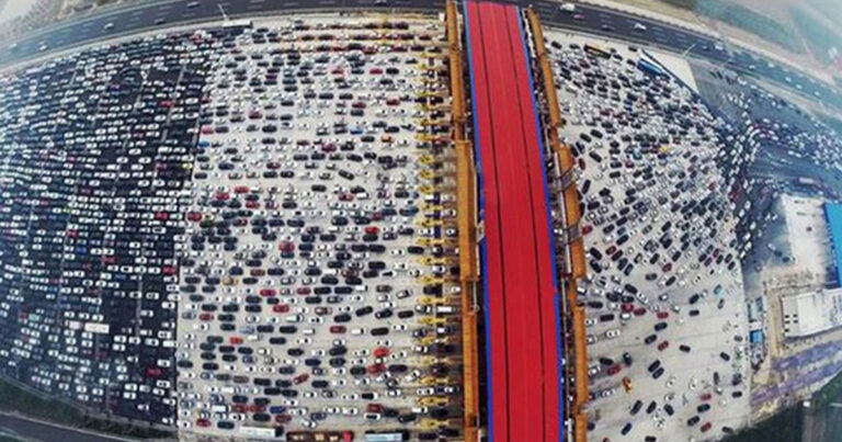 Εξωφρενικές εικόνες και βίντεο από μποτιλιάρισμα έξω από το Πεκίνο