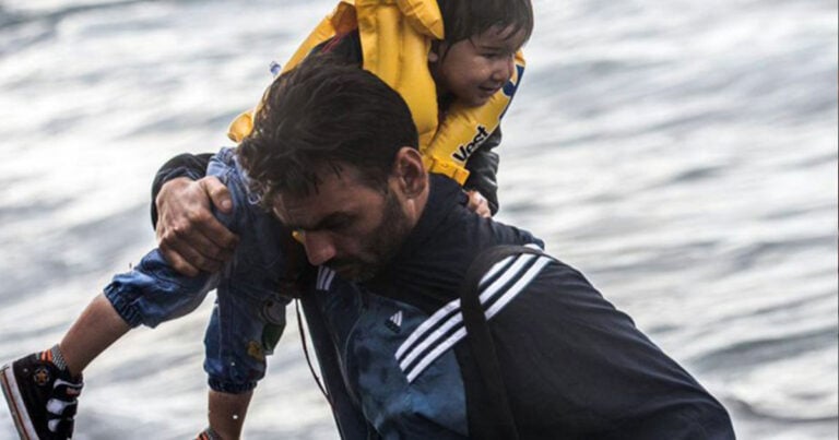 Μια εικόνα, χίλια «βραβεία» – Ο φωτογράφος που παράτησε την κάμερα για να βοηθήσει προσφυγόπουλα