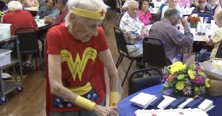 Υπερήλικη γυναίκα γιορτάζει τα 103 γενέθλιά της με τον πιο απίθανο τρόπο!