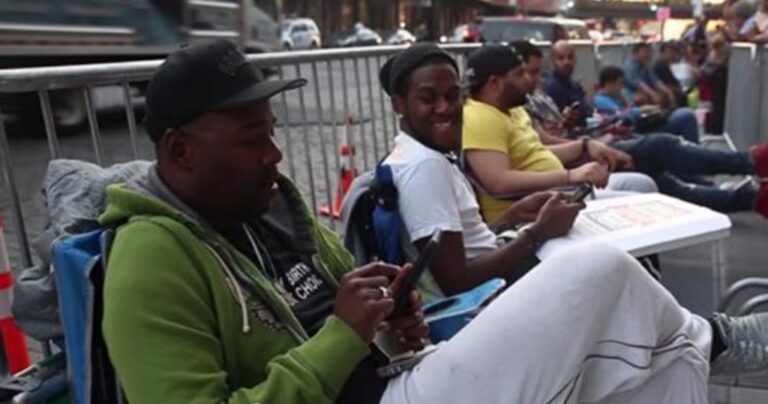 Αυτοί οι άνθρωποι κερδίζουν 1.000 δολάρια την εβδομάδα επειδή στέκονται στην ουρά για άλλους!