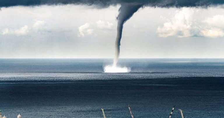 H εικόνα του υδροστρόβιλου στη Γένοβα που κόβει την ανάσα!