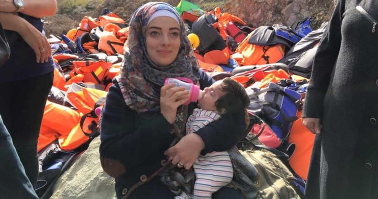 Η μητέρα πρόσφυγας με το μωρό της που σώθηκε από τα νερά του Αιγαίου  και μοιάζει με μια “σύγχρονη Παναγιά”