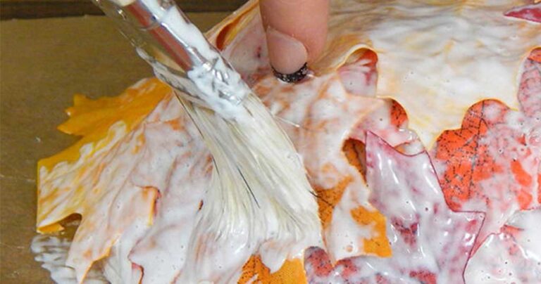 Απλώνει κόλλα σε ξεραμένα φύλλα και περιμένει 24 ώρες. Το αποτέλεσμα; Φανταστικό!