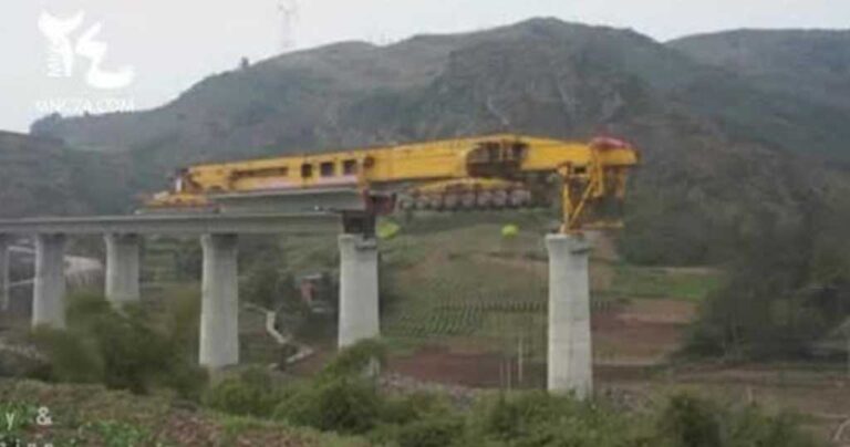 Αυτό το υπερμηχάνημα κατασκευάζει γέφυρα με εντυπωσιακό τρόπο!