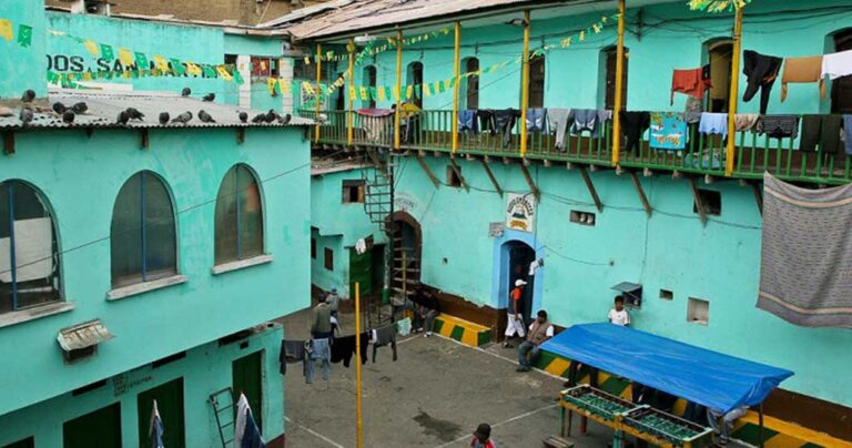 Η φυλακή όπου οι κρατούμενοι παράγουν ναρκωτικά και ζουν με τις οικογένειές τους!