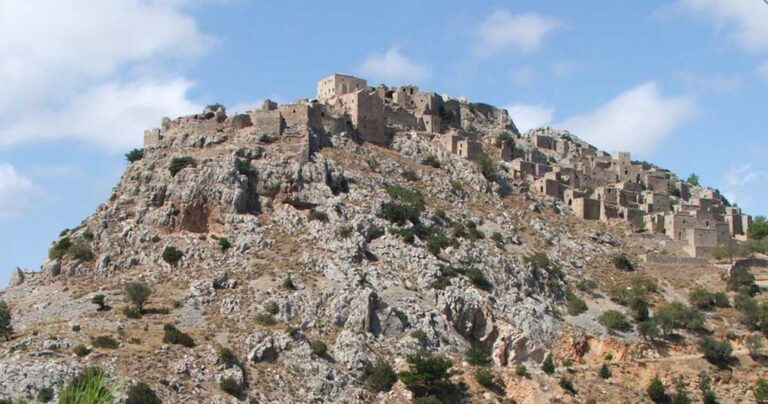 Ανάβατος: To μεσαιωνικό χωρίο της Χίο που είναι φτιαγμένο από πέτρα!