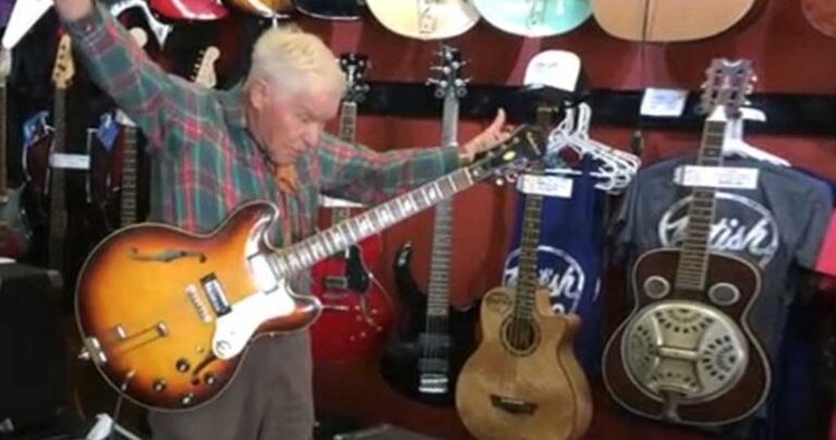 Παππούς 81 χρονών αφήνει άφωνους τους εργαζόμενους σε μαγαζί με κιθάρες με το ταλέντο του!