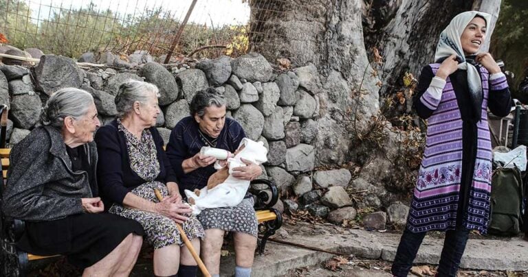 3 ηλικιωμένες γυναίκες στην Λέσβο ταΐζουν με απέραντη στοργή βρέφος από την Σύρια!
