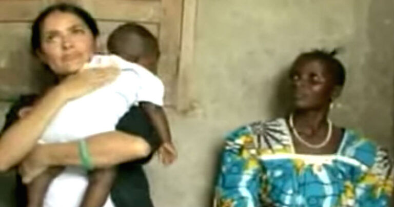 Η Salma Hayek κρατά πεινασμένο μωρό. Πριν το δώσει πίσω, κάνει κάτι τελευταίο…