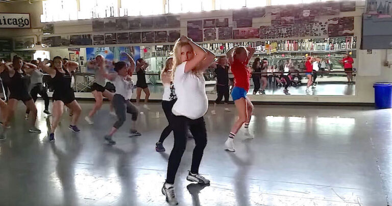 Είναι 7 μηνών έγκυος και χορεύει hip-hop.