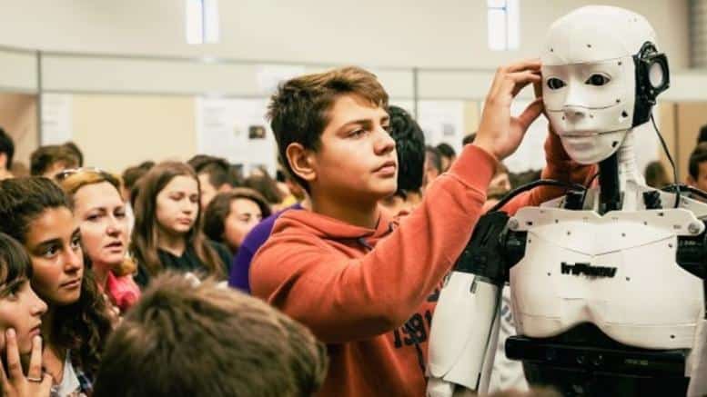 Ο 15χρονος Έλληνας μαθητής είναι ο μικρότερος κατασκευαστής ρομπότ στον κόσμο! 41 o-15xronos-ellinas-pou-kataskeuazei-anthrwpoeidi-rompot.w_l