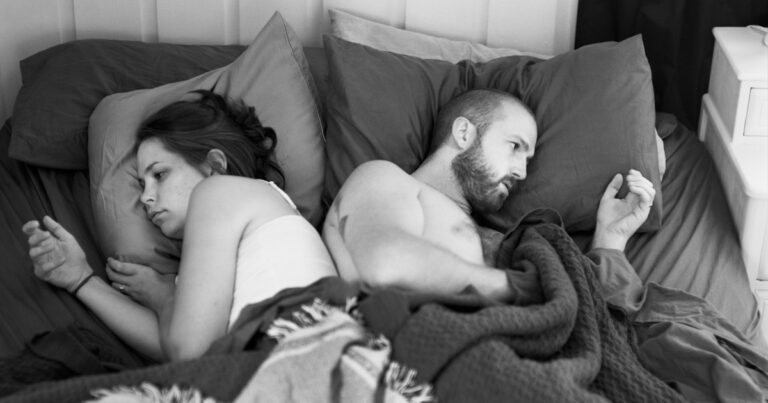 Φωτογράφος δείχνει με τον πιο εύστοχο τρόπο πόσο έχουμε κολλήσει με τα κινητά μας.