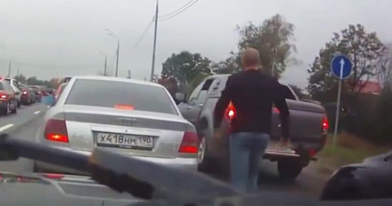 Βγήκε για να πουλήσει τσαμπουκά. Δίστασε όμως όταν είδε ποιός άνοιξε το παράθυρο!