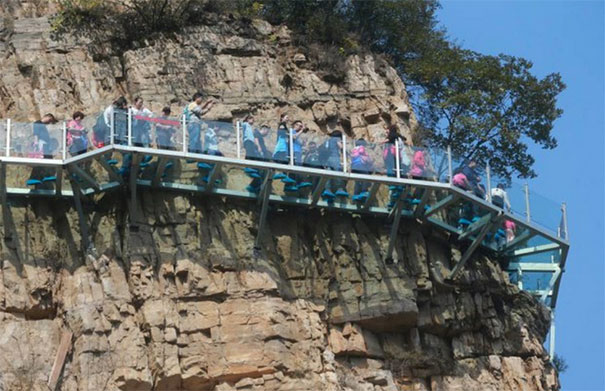 glass-bottomed-walkway-cracked-yuntai-mountain-henan-china-6