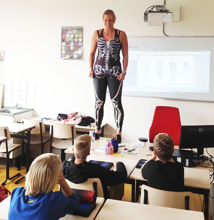 biology-teacher-spandex-anatomy-class-debby-heerkens-groene-hart-4